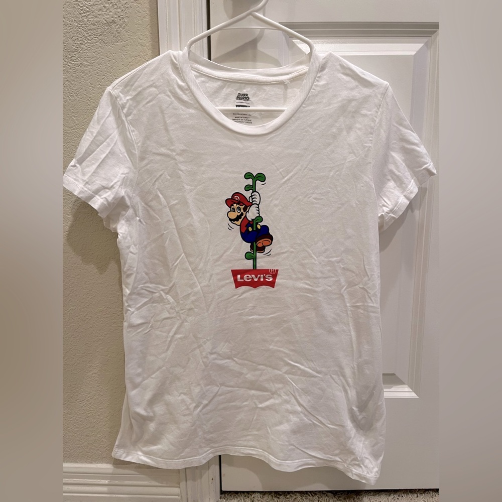Hi! I am selling this never worn Levi’s Mario t-shirt.